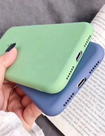 side image for Capinhas de iPhone Silicone Premium e Interior Aveludada - Cores Sortidas   - 1