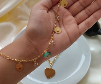 side image for Pulseira Medalha Love e Pedra Acrílica Folheada a Ouro 18k - 1