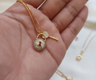 side image for Gargantilha 2 Pingentes Cadeado e Chave Folheada a Ouro 18K - 1
