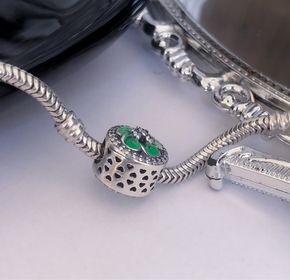 side image for Berloque Flor verde com zircônias - 1