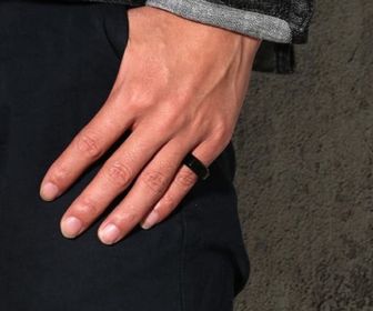 side image for Anillo negro de banda minimalista geométrico liso de acero de titanio no.9 - 1