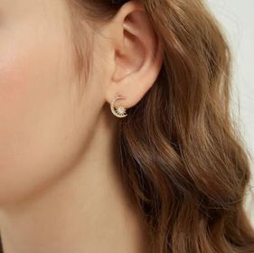 side image for Aretes Colgantes Estrella y Luna con Diamantes CZ de 18K - 2