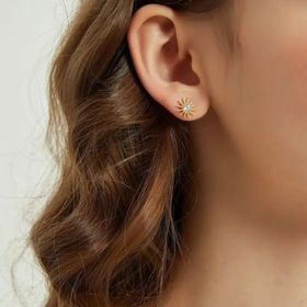 side image for Aretes Colgantes Estrella y Luna con Diamantes CZ de 18K - 1