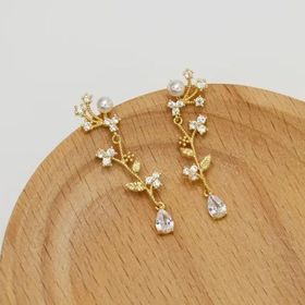 side image for "Aretes Largos Florales de Tallo con Diamantes de CZ y  Baño de Oro de 18K" - 2