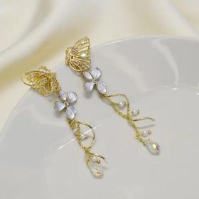 side image for Alas de Oro Rosa: Pendientes de Mariposa - 1