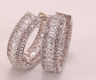 side image for BRINCO ARGOLINHA ARO BANHADO A RODIO CRAVEJADO DE MICRO ZIRCÔNIA NA COR CRISTAL - 1
