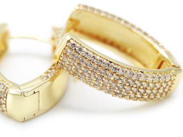 side image for BRINCO ARGOLINHA "V" BANHADO A OURO 18K  CRAVEJADO COM MICRO ZIRCÔNIAS CRISTAIS - 4