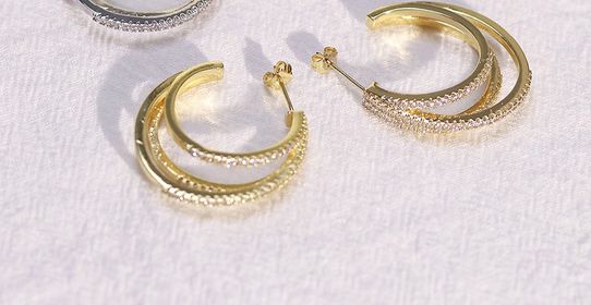 side image for BRINCO ARGOLA 3 FIOS BANHADO A OURO 18K  CRAVEJADO COM MICRO ZIRCÔNIAS CRISTAIS - 4