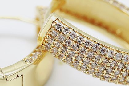 side image for BRINCO ARGOLINHA "V" BANHADO A OURO 18K  CRAVEJADO COM MICRO ZIRCÔNIAS CRISTAIS - 5