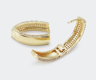 side image for BRINCO ARGOLINHA "V" BANHADO A OURO 18K  CRAVEJADO COM MICRO ZIRCÔNIAS CRISTAIS - 3