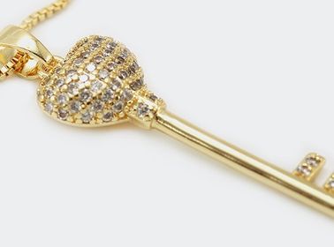 side image for COLAR CHAVE GRANDE BANHADO A OURO 18K CRAVEJADA COM MICRO ZIRCÔNIA - 3