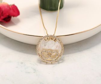 side image for COLAR BANHADO A OURO 18K COM PINGENTE CIRCULAR "LOVE" CRAVEJADO COM MICRO ZIRCÔNIA E BASE DE MADREPEROLA - 5