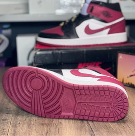 side image for Tênis Air Jordan 1 Mid  "Beetroot" Rox - 4