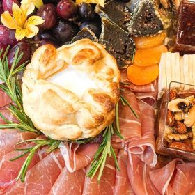 side image for Grazing Table Brie Folhado (serve até 3 pessoas)  - 1