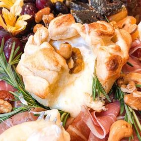side image for Grazing Table Brie Folhado (serve até 3 pessoas)  - 2