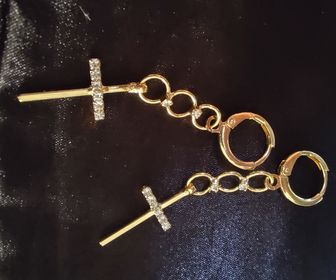 side image for Brinco crucifixo longo com zircônias e fecho tipo argola - 1