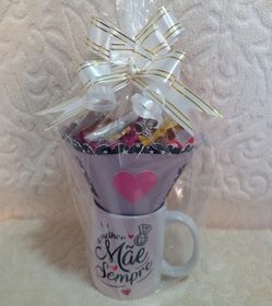 side image for Caneca com cone recheada de chocolates - 3
