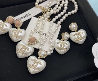 side image for Chanel collar - 4