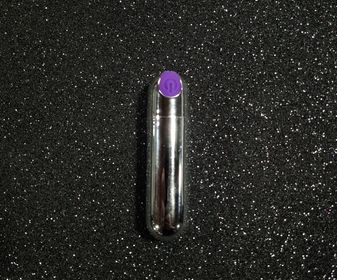 Power Bullet Recarregável com 10 Modos de Vibração Cromado com botão roxo 